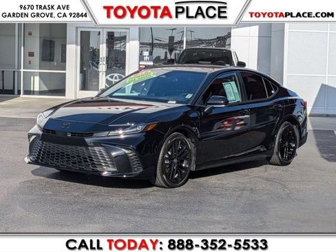 Used 2025 Toyota Camry SE FWD image 1
