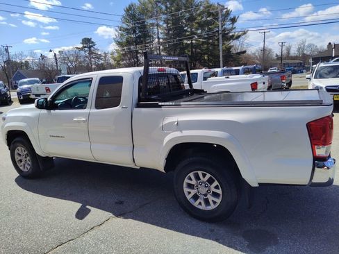 Used 2016 Toyota Tacoma SR5 w/ SR5 Appearance Package (SN) image 5