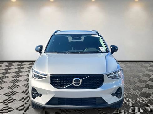 Used 2025 Volvo XC40 B5 Plus image 8
