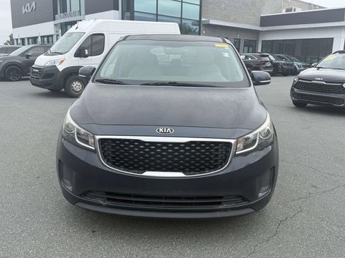 Used 2017 Kia Sedona LX FWD image 2