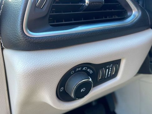 Used 2023 Chrysler Pacifica Limited FWD image 16