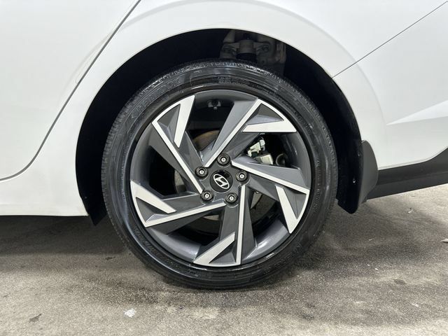 Used 2025 Hyundai Elantra Limited FWD image 12