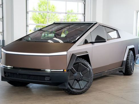 Used 2024 Tesla Cybertruck AWD Crew Cab image 2