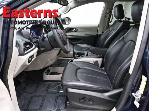 Used 2023 Chrysler Pacifica Touring-L FWD image 14