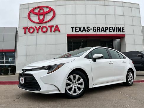 Used 2025 Toyota Corolla LE image 2