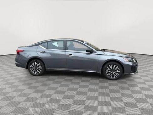Used 2024 Nissan Altima 2.5 SV AWD/4WD image 2