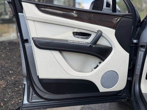 Used 2019 Bentley Bentayga image 29