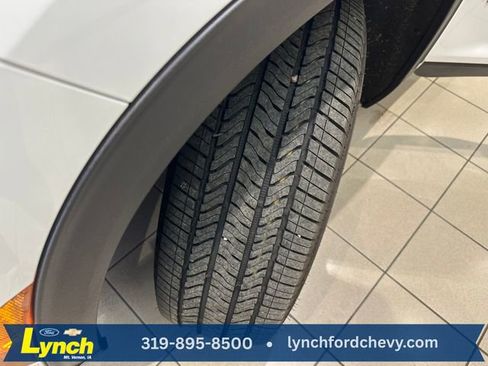 Used 2025 Chevrolet Traverse LT image 30