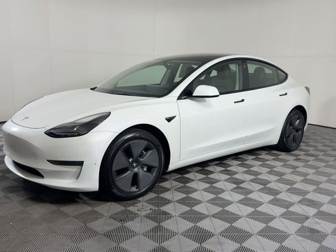 Used 2023 Tesla Model 3 Standard Range image 1