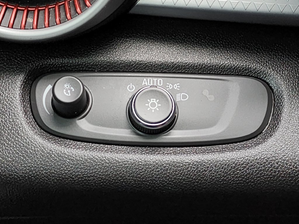 Used 2025 Chevrolet Trax RS FWD image 27