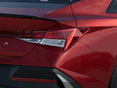 Used 2025 Hyundai Elantra Sport image 12