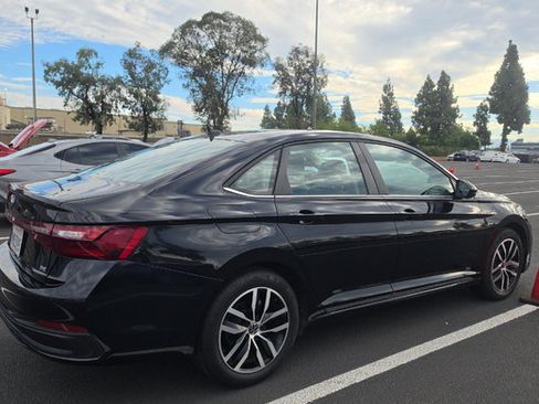 Used 2025 Volkswagen Jetta SE FWD image 7