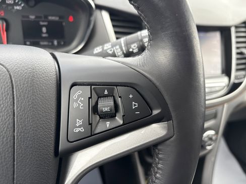 Used 2022 Chevrolet Trax LT w/ LT Convenience Package image 19