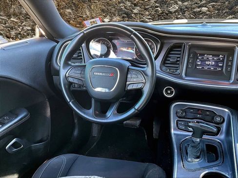 Used 2015 Dodge Challenger SXT image 5