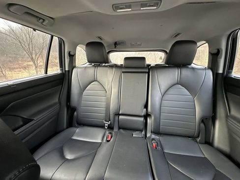 Used 2024 Toyota Highlander XLE image 28