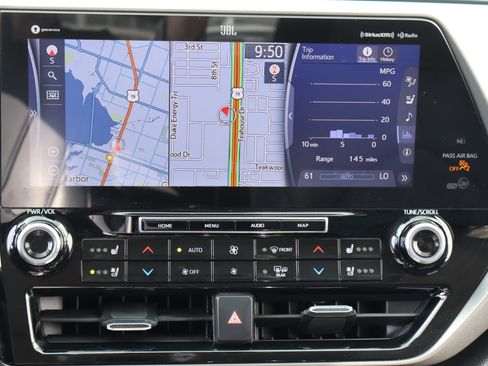 Used 2020 Toyota Highlander Limited FWD image 3