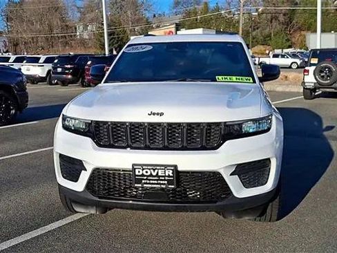 Certified 2024 Jeep Grand Cherokee Altitude image 3