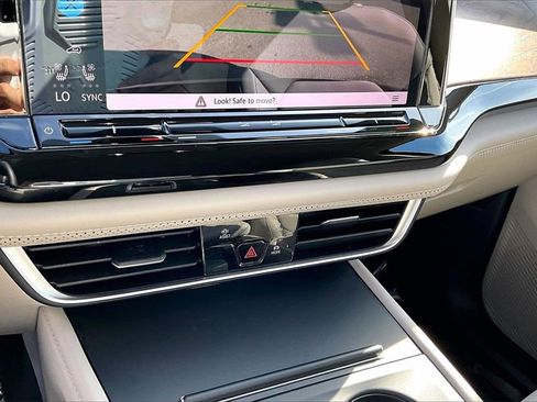 Certified 2025 Volkswagen Atlas SE image 16