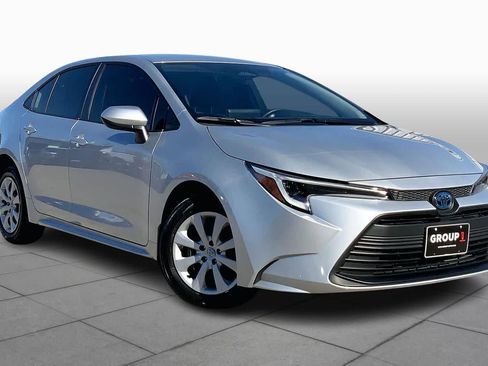 Used 2025 Toyota Corolla LE image 3