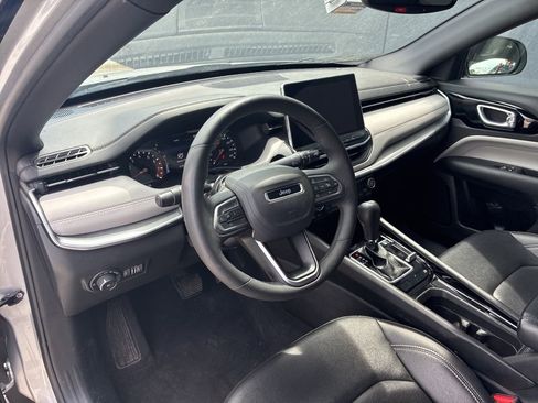 Used 2025 Jeep Compass Limited image 16