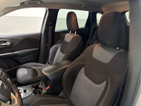 Used 2014 Jeep Cherokee Latitude w/ Cold Weather Group FWD image 5