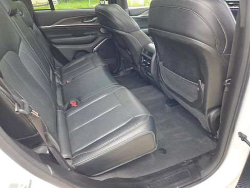 Used 2023 Jeep Grand Cherokee Overland AWD/4WD image 9