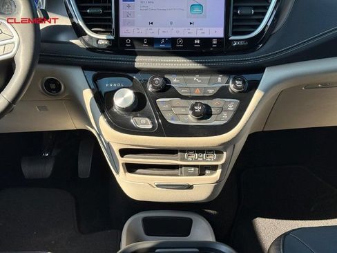 Used 2022 Chrysler Pacifica Touring-L FWD image 17