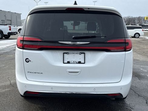 Used 2024 Chrysler Pacifica Touring-L image 7