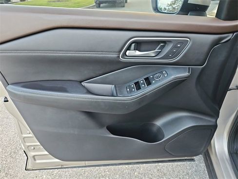 Used 2021 Nissan Rogue SL image 18