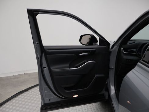 Certified 2025 Toyota Highlander XSE image 16