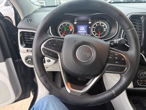 Used 2019 Jeep Cherokee Limited FWD image 18