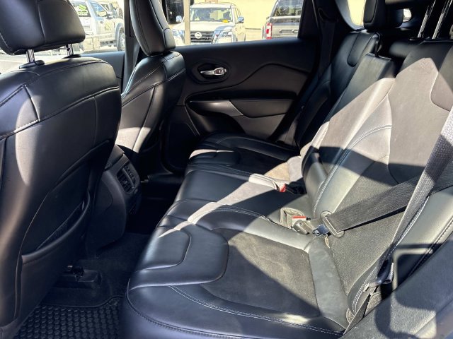 Used 2019 Jeep Cherokee Latitude Plus w/ Cold Weather Group AWD/4WD image 11