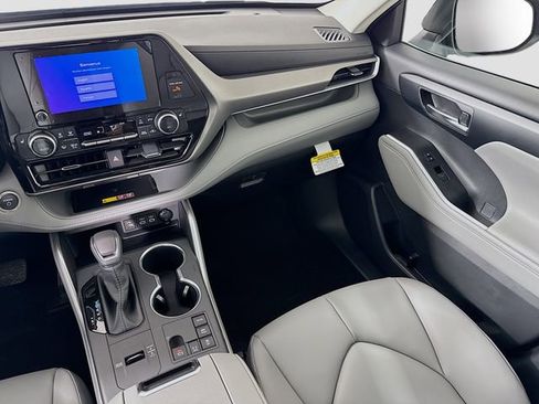 New 2026 Toyota Highlander XLE image 25