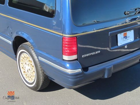 Used 1995 Chrysler Town & Country 4dr Wagon FWD image 16