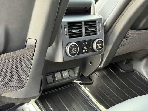 Used 2024 Land Rover Discovery Dynamic SE image 12