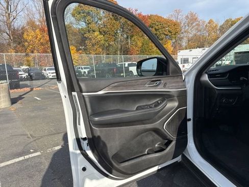 Certified 2022 Jeep Grand Cherokee L Limited image 32