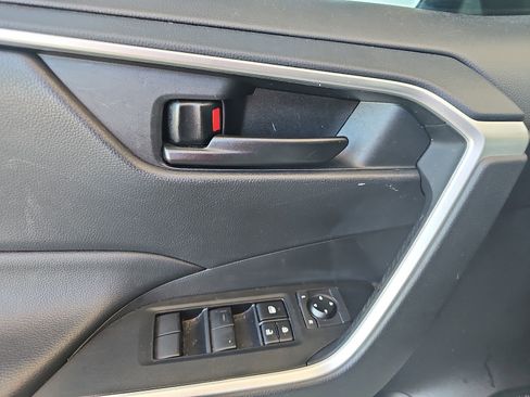 Used 2022 Toyota RAV4 LE FWD image 5
