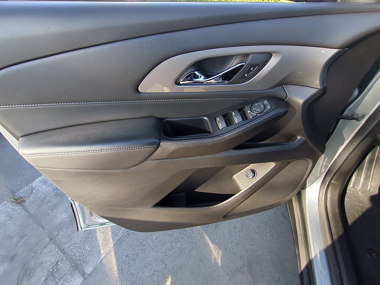 Used 2023 Chevrolet Traverse LT FWD image 21