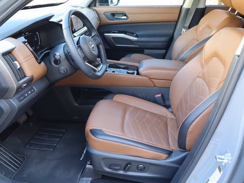 Used 2025 Nissan Pathfinder Platinum AWD/4WD image 17