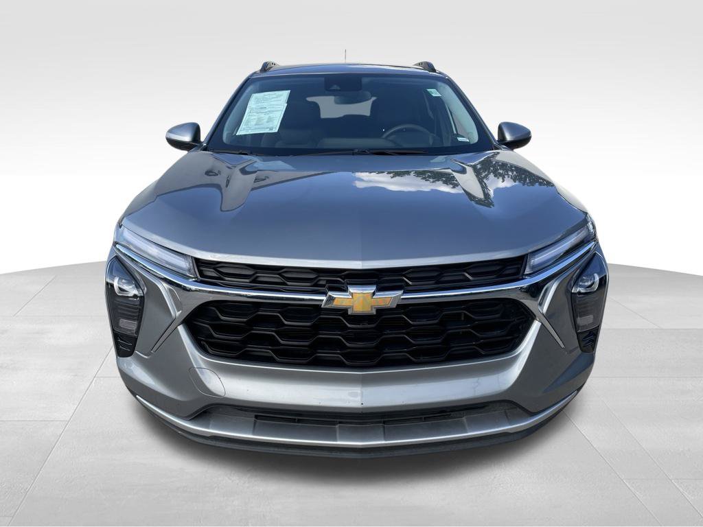 Used 2025 Chevrolet Trax LT FWD image 2
