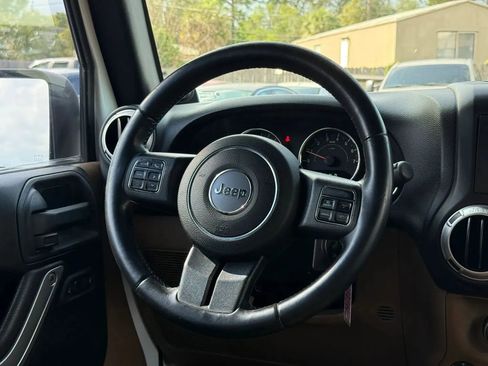 Used 2013 Jeep Wrangler Unlimited Sahara w/ Connectivity Group AWD/4WD image 13