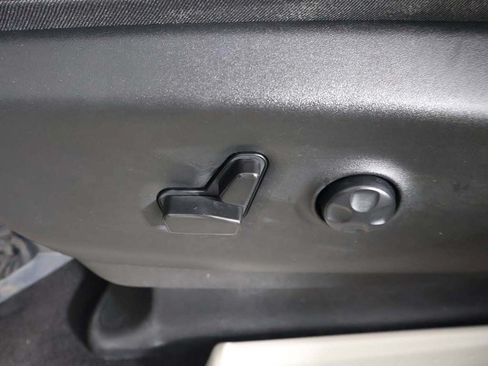 Used 2023 Chrysler Pacifica Touring-L FWD image 29