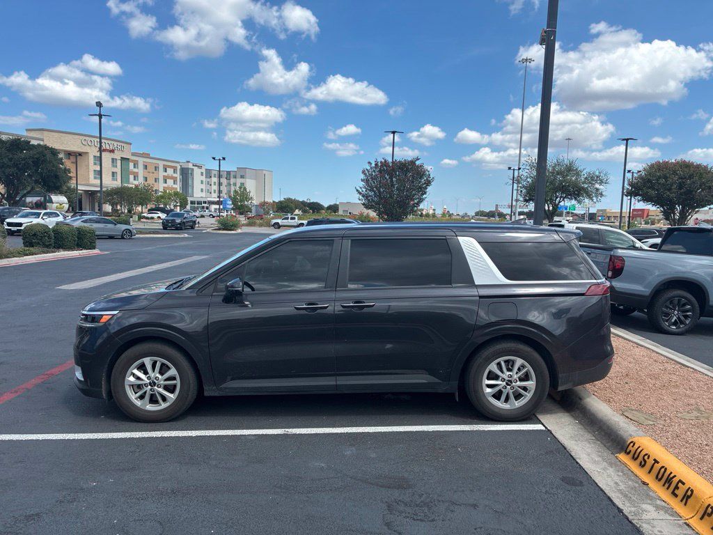 Used 2024 Kia Carnival LX FWD image 2