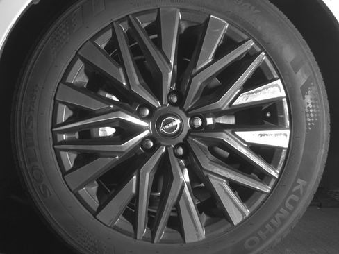Used 2025 Nissan Altima 2.5 SV FWD image 12