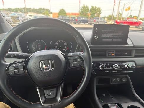 Used 2023 Honda Pilot TrailSport image 12