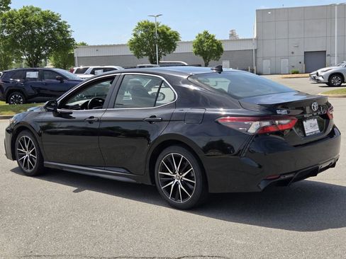 Used 2024 Toyota Camry SE image 3