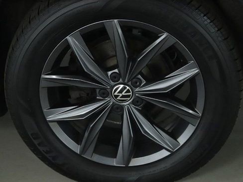 Used 2022 Volkswagen Tiguan SE w/ Panoramic Sunroof Package image 41