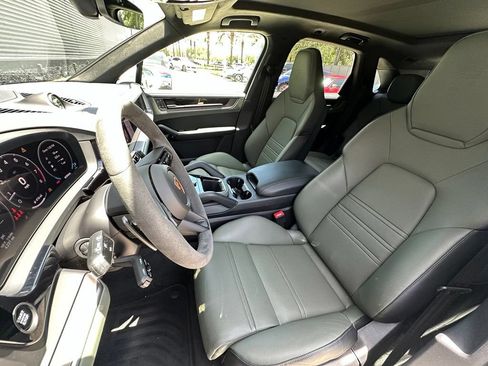 Certified 2026 Porsche Cayenne GTS AWD/4WD image 5