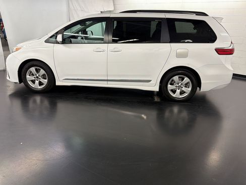 Used 2020 Toyota Sienna LE w/ Carpet Mat Package FWD image 2