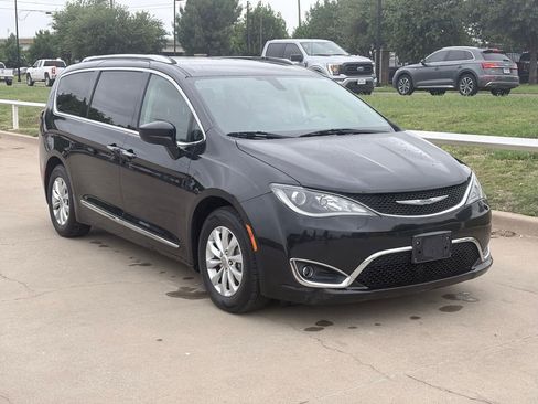 Used 2019 Chrysler Pacifica Touring-L FWD image 1